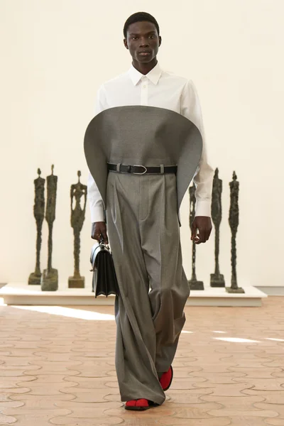 Look 16